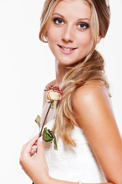 Schöne Smiley-Braut mit Rose — Stockfoto