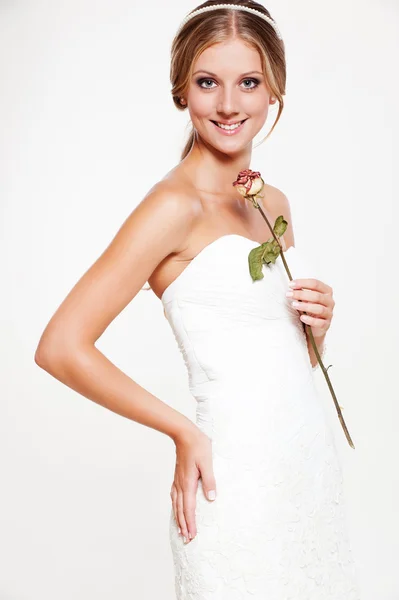Belle mariée souriante avec rose — Photo