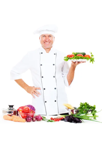 Chef segurando prato com legumes frescos — Fotografia de Stock