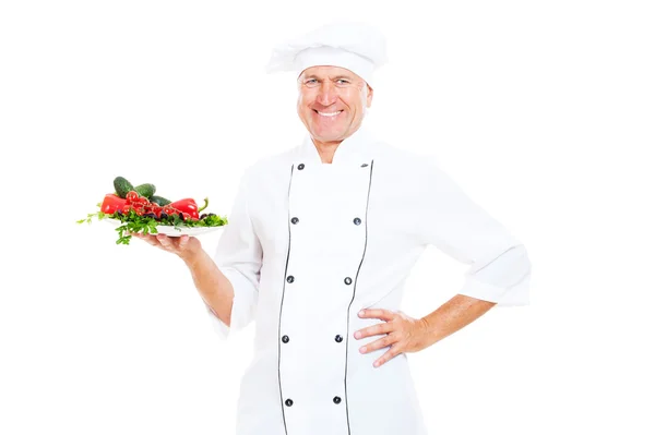 Chef segurando prato com legumes frescos — Fotografia de Stock