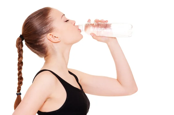 Zdrowa kobieta picie wody mineralnej — Zdjęcie stockowe