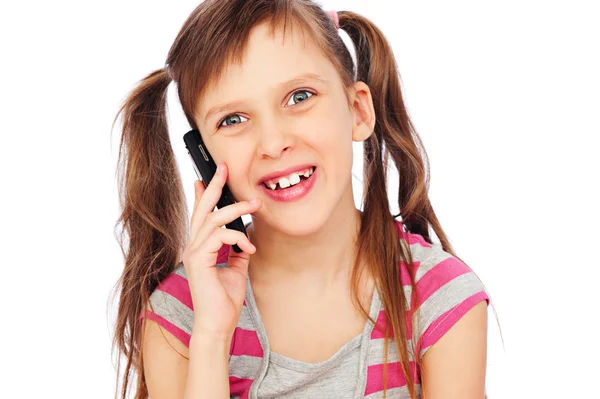 Skrattar liten flicka med mobiltelefon — Stockfoto