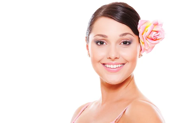 Mooie smiley model met roos in haar — Stockfoto