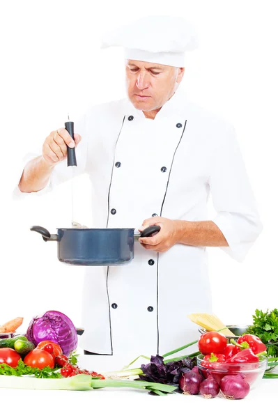 Starszy kucharz przygotowuje posiłek — Zdjęcie stockowe