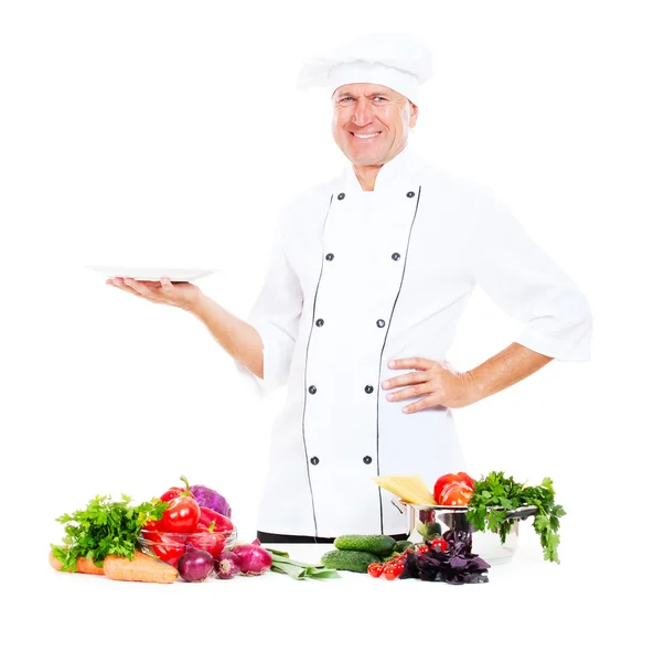 Улыбающийся шеф-повар держит пустую тарелку — стоковое фото