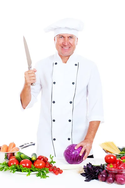 Chef sorridente che prepara insalata — Foto Stock