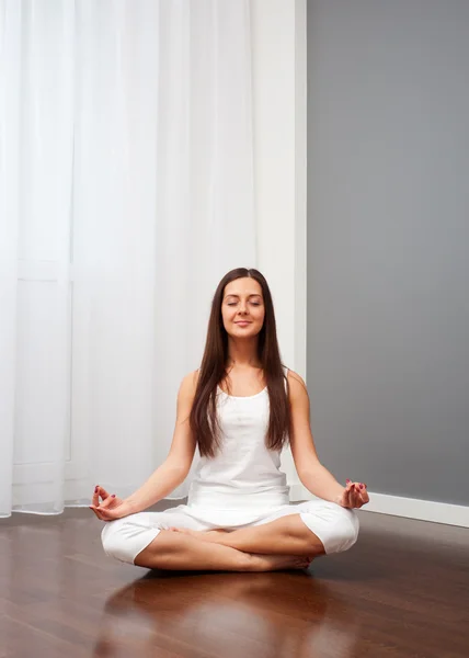 Smiley vrouw doen yoga op kamer — Stockfoto