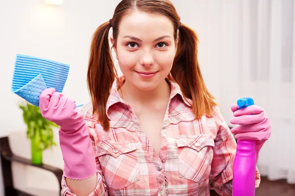 Smiley γυναίκα με καθαριστικά στο σπίτι — Φωτογραφία Αρχείου