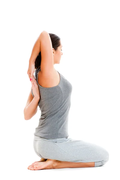 Vrouw doen stretch oefening in grijze kleding — Stockfoto