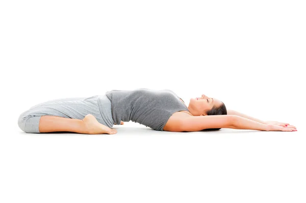 Mujer haciendo ejercicio de yoga en el suelo blanco —  Fotos de Stock
