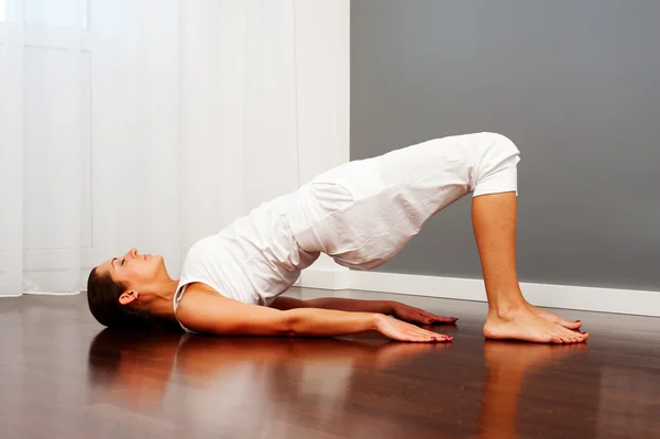 Donna che fa yoga sul pavimento — Foto Stock