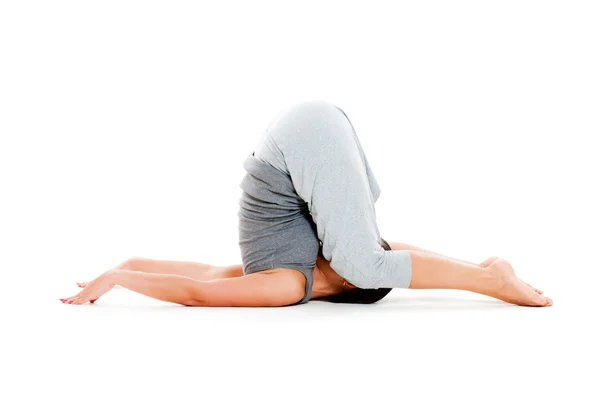 Žena, která dělá jóga cvičení na floo — Stock fotografie