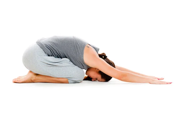 Žena, která dělá jóga cvičení na podlaze — Stock fotografie