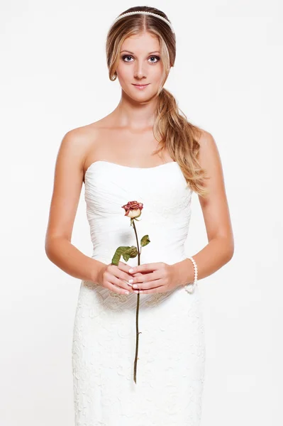 Jonge bruid met bloem — Stockfoto