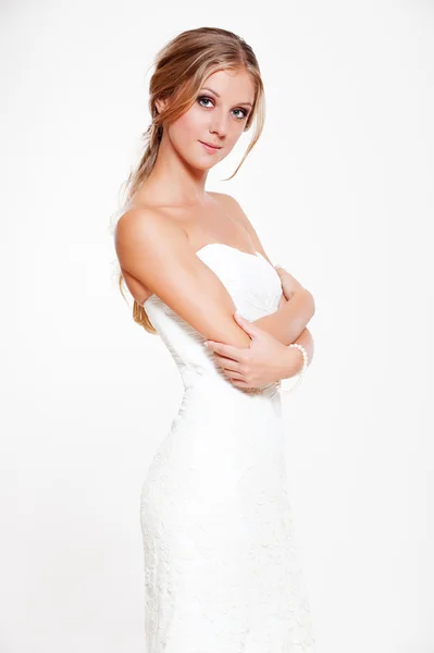 Junge Blondine im weißen Kleid posiert — Stockfoto