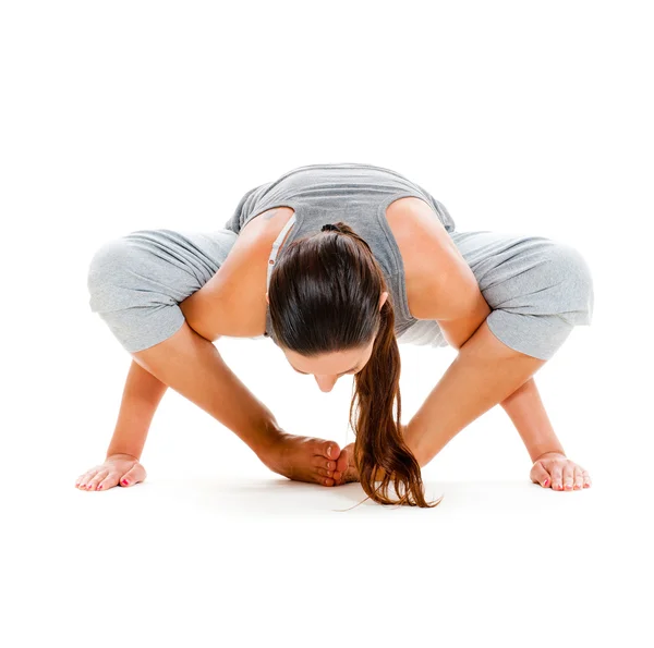 Mujer joven haciendo ejercicios de yoga en el suelo —  Fotos de Stock