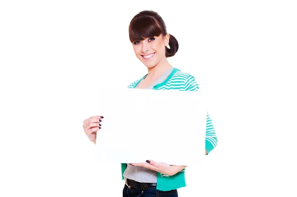 Mulher sorridente atraente segurando vazio em branco — Fotografia de Stock
