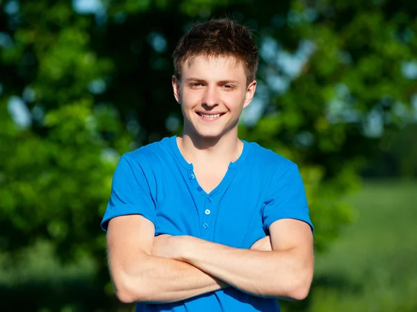 Fröhlicher junger Mann im blauen T-Shirt — Stockfoto