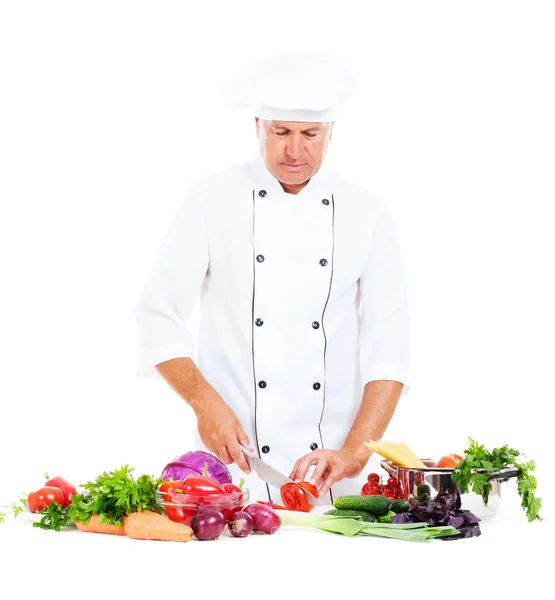 Chef preparare insalata con pomodoro — Foto Stock