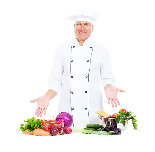 野菜とハンサムな上級シェフ — ストック写真