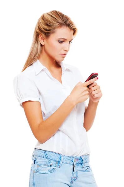 Mooie blonde het typen van SMS op haar mobiele telefoon — Stockfoto