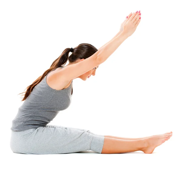 Kobieta robi elastyczność ćwiczenia na podłodze — Zdjęcie stockowe