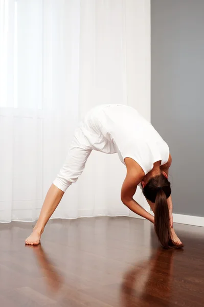 Frau macht Stretchübung im Zimmer — Stockfoto