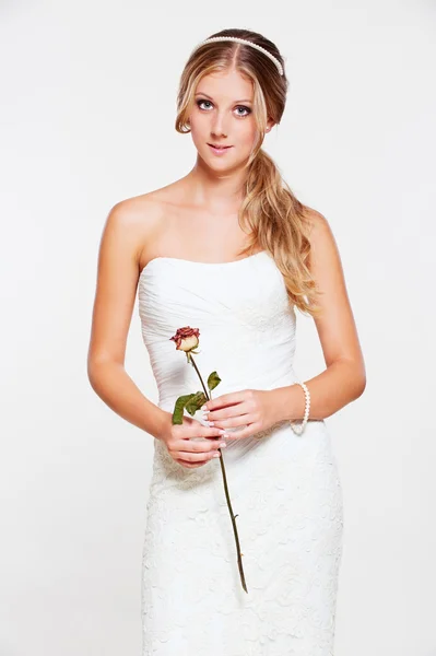 Junge Braut mit Blume — Stockfoto