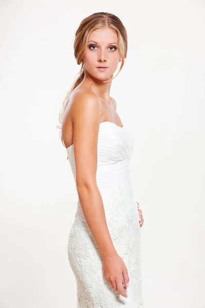 Braut im weißen Kleid posiert — Stockfoto