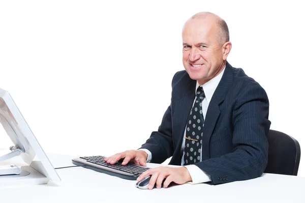 Affärsman sitter i arbetsplatsen och ler — Stockfoto