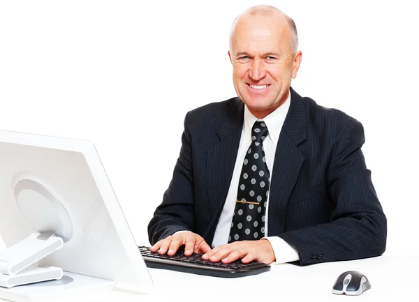 Podnikatel sedí na pracovišti a s úsměvem — Stock fotografie