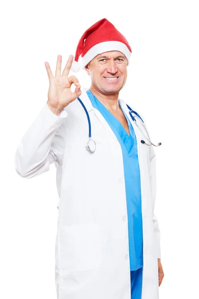 Ok の標識を示す赤色のサンタの帽子の医者 — ストック写真