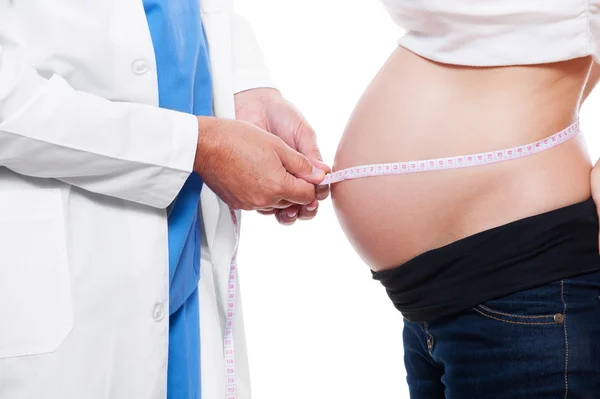 Доктор измеряет желудок у беременной женщины — стоковое фото