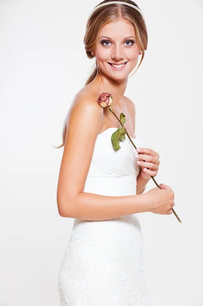 Retrato de bela noiva sorridente — Fotografia de Stock