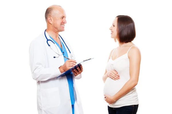 임신 한 여자와 의사 의대화를 나누는 모습 — 스톡 사진