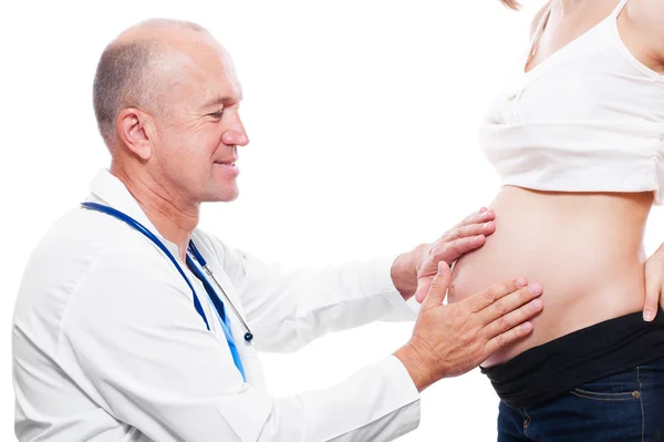 Médico senior chequeo vientre de mujer embarazada —  Fotos de Stock