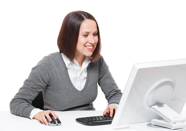 Sorridente donna d'affari in cerca di monitor — Foto Stock