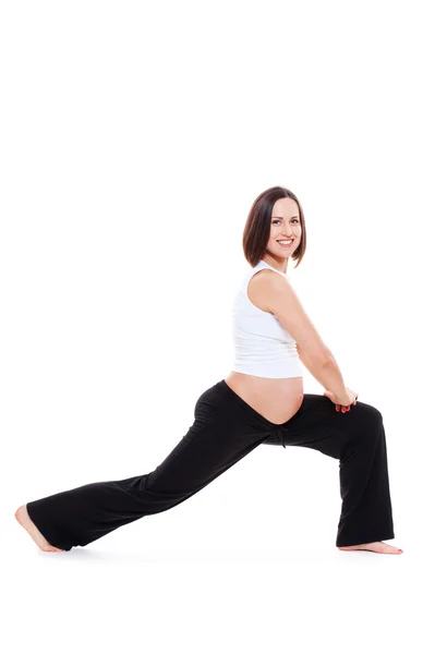 Smiley schwangere Frau macht Stretching — Stockfoto