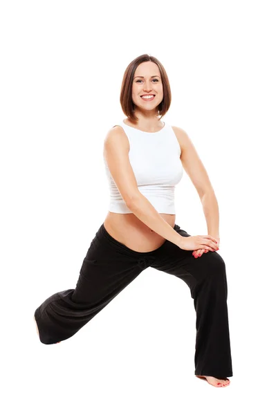 Sorridente donna incinta che fa stretching — Foto Stock