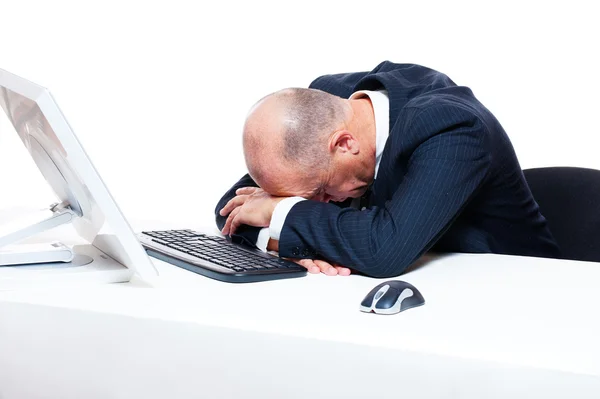 Müder Geschäftsmann schläft an seinem Arbeitsplatz — Stockfoto