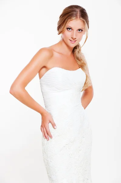 Junge Blondine im weißen Kleid posiert — Stockfoto