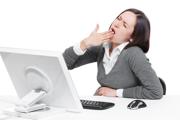 Бизнесмен зевает на рабочем месте — стоковое фото