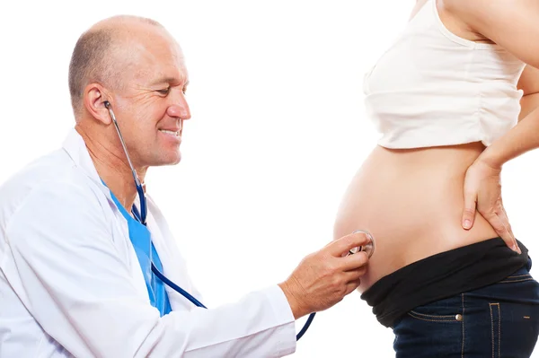 Orvos hallgató terhes nő hasa — Stock Fotó