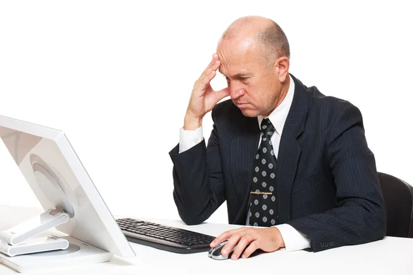Biznesmen smutny patrząc w monitorze — Zdjęcie stockowe