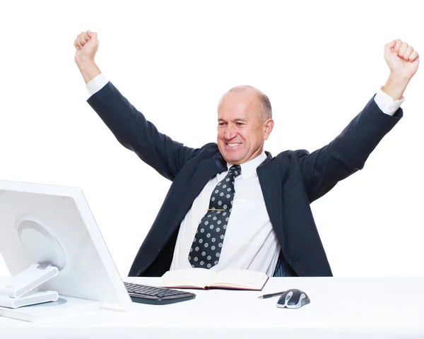 Senior gelukkig zakenman zitten in de werkplek — Stockfoto
