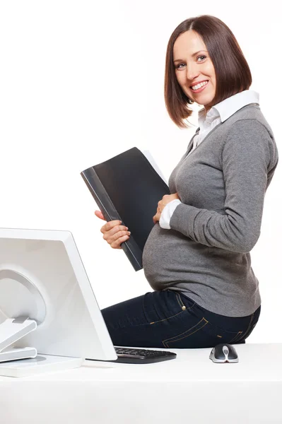 Smiley terhes nő gazdaság dokumentumok — Stock Fotó