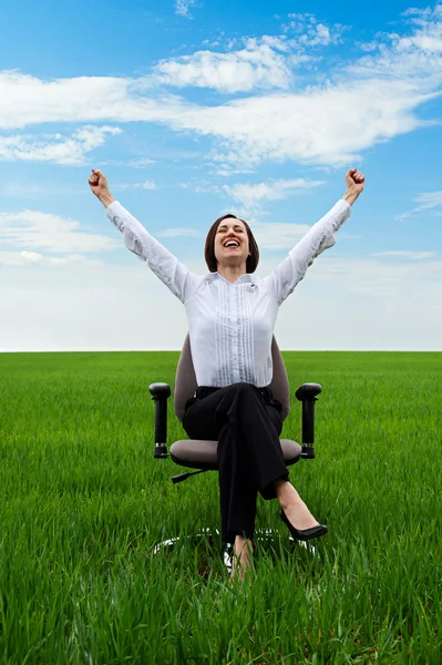 Щаслива бізнес-леді сидить на стільці — стокове фото