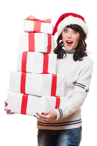 Verbaasd vrouw in Kerstman hoed, bedrijf geschenkdozen — Stockfoto