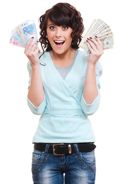 Mulher excitada segurando dinheiro em suas mãos — Fotografia de Stock
