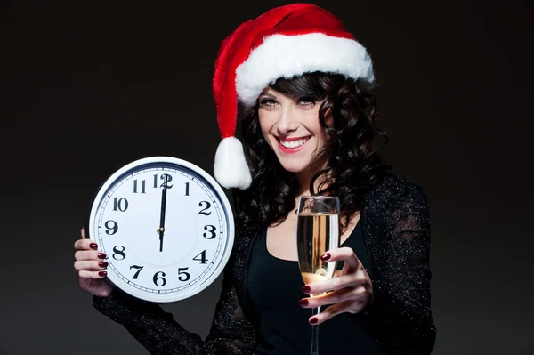 Saat ve cam ile Noel Baba kız — Stok fotoğraf